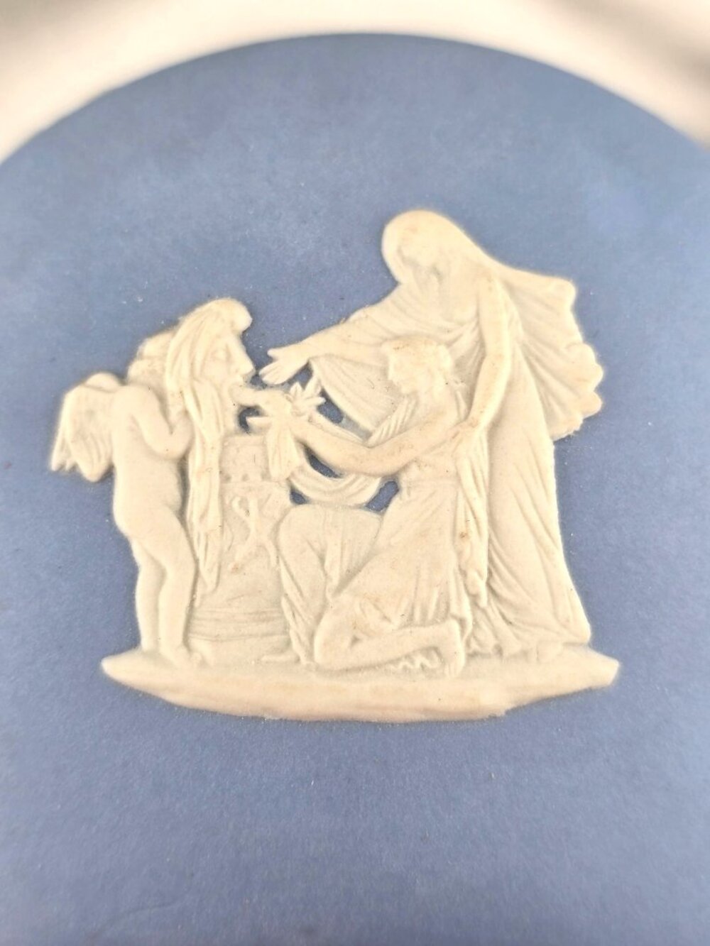 Wedgewood Blue Cupid Oracle Relief Kidney-Shaped Trinket Box - Picture 3 of 12
